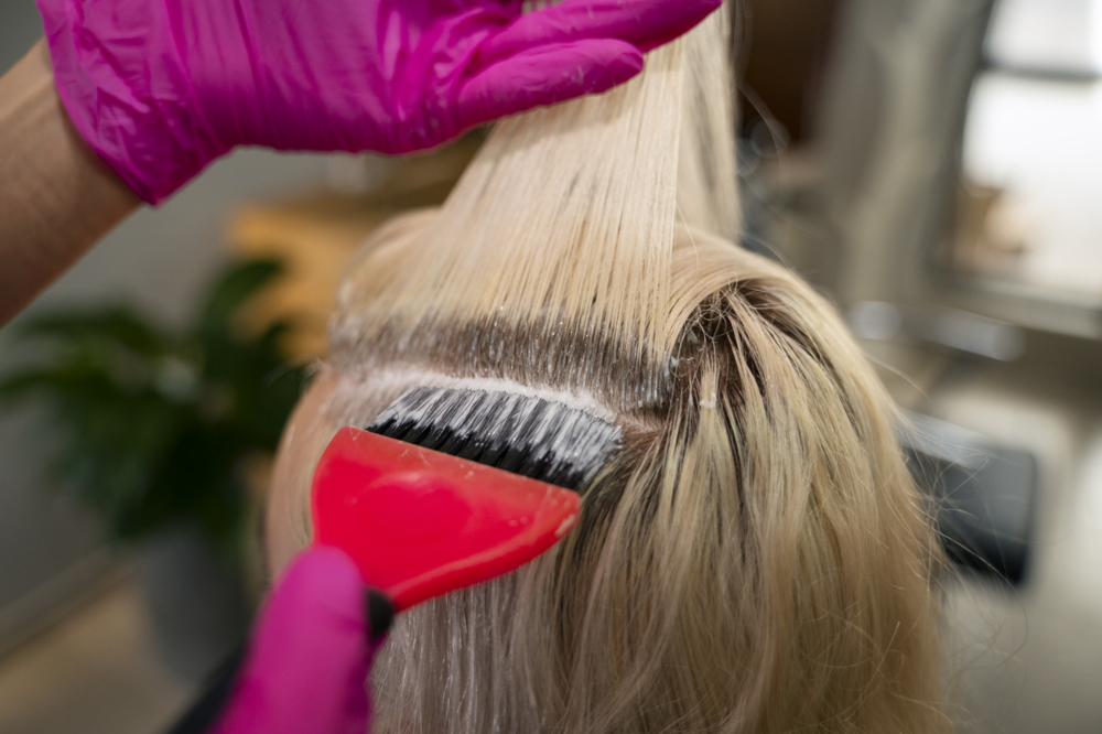 Rozjaśnianie odrostów w profesjonalnym salonie fryzjerskim - jak to działa i dlaczego warto to zrobić? - Royal Hair Blog